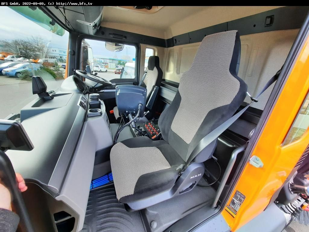 MAN TGS 18.420 4X2 BL Bucher OF 8000 TWIN beidseitig - Gatvių šlavimo mašina: foto 4 MAN TGS 18.420 4X2 BL Bucher OF 8000 TWIN beidseitig - Gatvių šlavimo mašina: foto 4