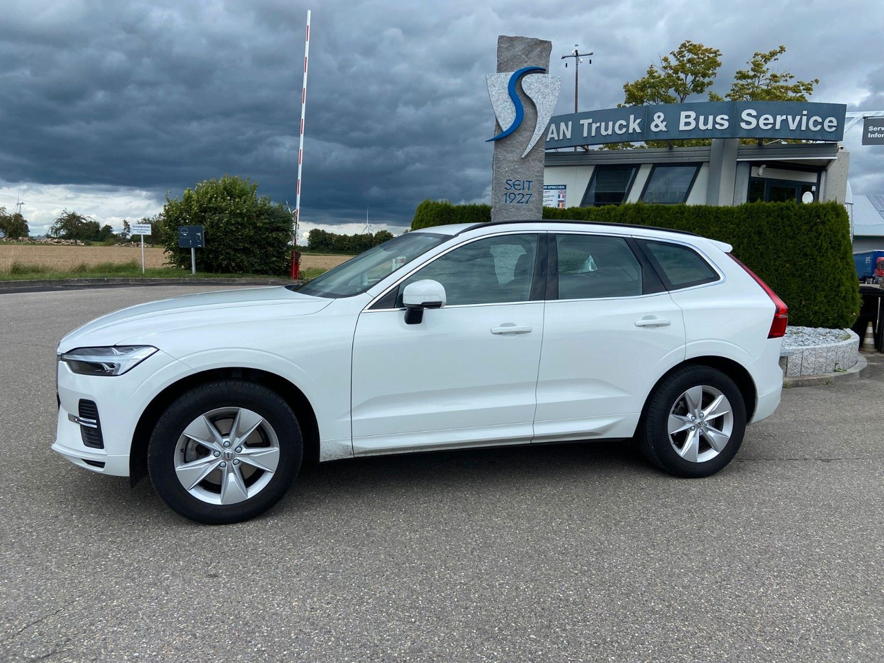 Volvo XC 60 XC60 Momentum Pro AWD - Visureigis: foto 1 Volvo XC 60 XC60 Momentum Pro AWD - Visureigis: foto 1