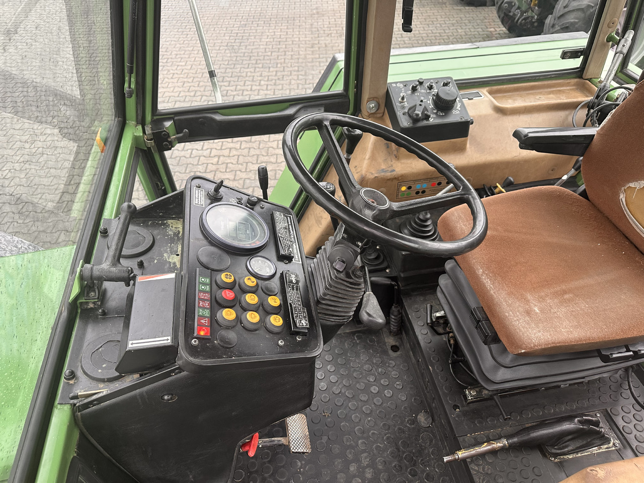 FENDT Favorit 614 LSA TURBOMATIK E - Traktorius: foto 3 FENDT Favorit 614 LSA TURBOMATIK E - Traktorius: foto 3