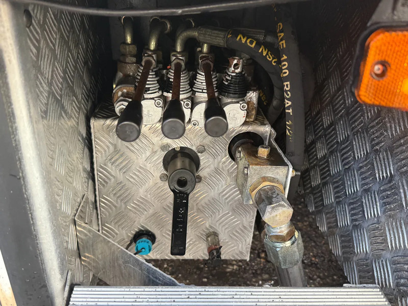 MAN TGA 18.430 4X2 + 3x WINCH + TACK 2 AXLE - YEAR 2007 lizingą MAN TGA 18.430 4X2 + 3x WINCH + TACK 2 AXLE - YEAR 2007: foto 14 MAN TGA 18.430 4X2 + 3x WINCH + TACK 2 AXLE - YEAR 2007 lizingą MAN TGA 18.430 4X2 + 3x WINCH + TACK 2 AXLE - YEAR 2007: foto 14