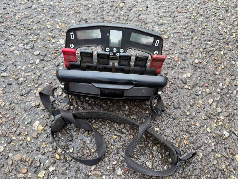 Scania R500 V8 8X4 + HIAB 220-5 + REMOTE + CABLELIFT - FULL STEEL SUSP. MANUAL GEAR. BIG AXLES - Sunkvežimis - kabelių sistema, Sunkvežimis su kranu: foto 3 Scania R500 V8 8X4 + HIAB 220-5 + REMOTE + CABLELIFT - FULL STEEL SUSP. MANUAL GEAR. BIG AXLES - Sunkvežimis - kabelių sistema, Sunkvežimis su kranu: foto 3