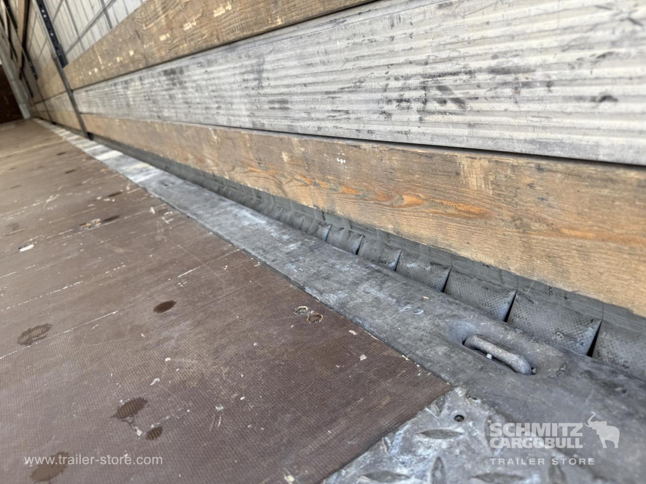 SCHMITZ Curtainsider Standard - Tentinė puspriekabė: foto 2 SCHMITZ Curtainsider Standard - Tentinė puspriekabė: foto 2