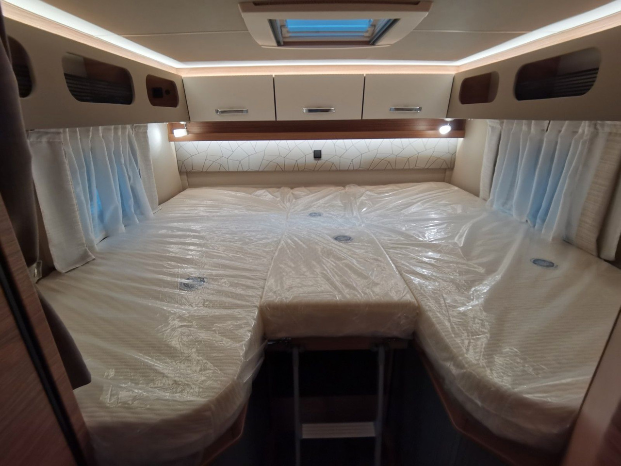 Pusiau integruotas kemperis Weinsberg CARACOMPACT 640 MEG EDITION-PEPPER /-MODELL 2026: foto 12