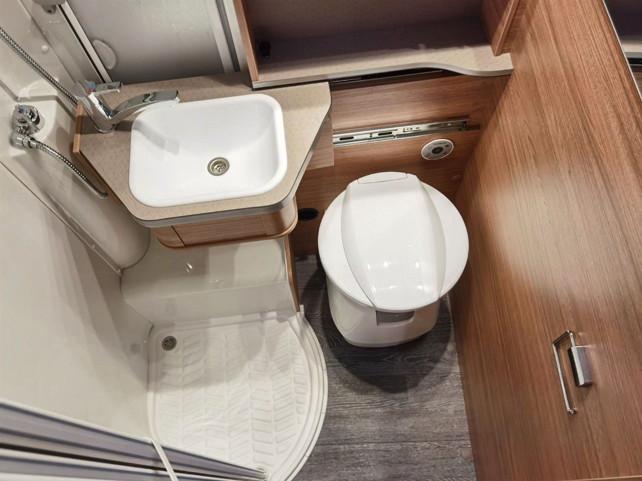 Pusiau integruotas kemperis Weinsberg CARACOMPACT 640 MEG EDITION-PEPPER /-MODELL 2026: foto 16