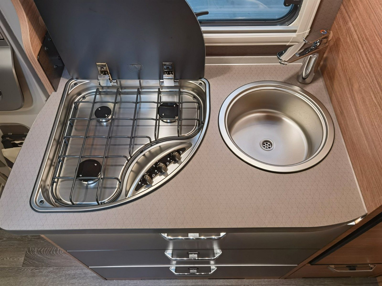 Pusiau integruotas kemperis Weinsberg CARACOMPACT 640 MEG EDITION-PEPPER /-MODELL 2026: foto 18