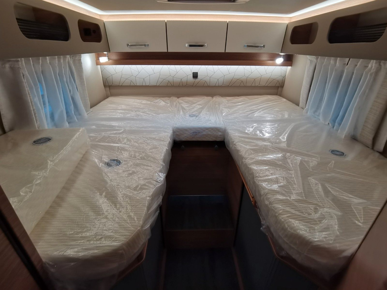 Pusiau integruotas kemperis Weinsberg CARACOMPACT 640 MEG EDITION-PEPPER /-MODELL 2026: foto 13