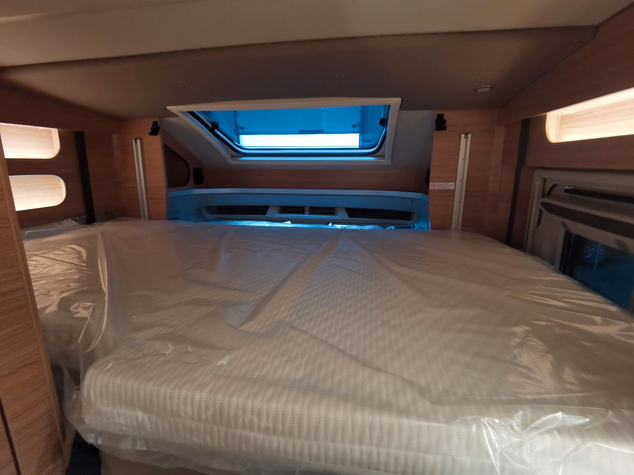 Pusiau integruotas kemperis Weinsberg CARASUITE 650 MEG/155-DSG/EINZELBETTEN & HUBBETT: foto 18