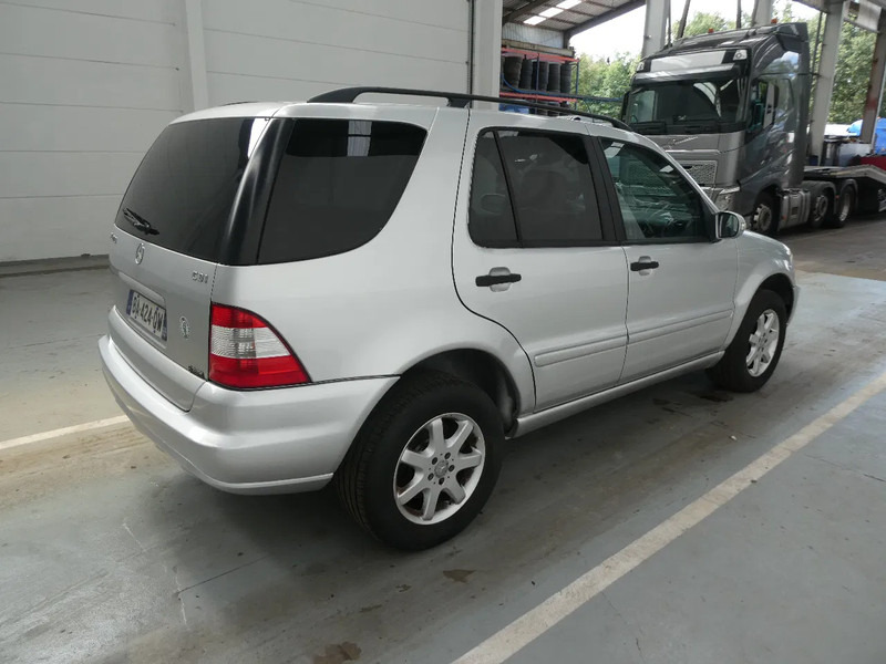 Mercedes-Benz M-Klasse ML 270 CDI 4x4 - Visureigis: foto 5 Mercedes-Benz M-Klasse ML 270 CDI 4x4 - Visureigis: foto 5