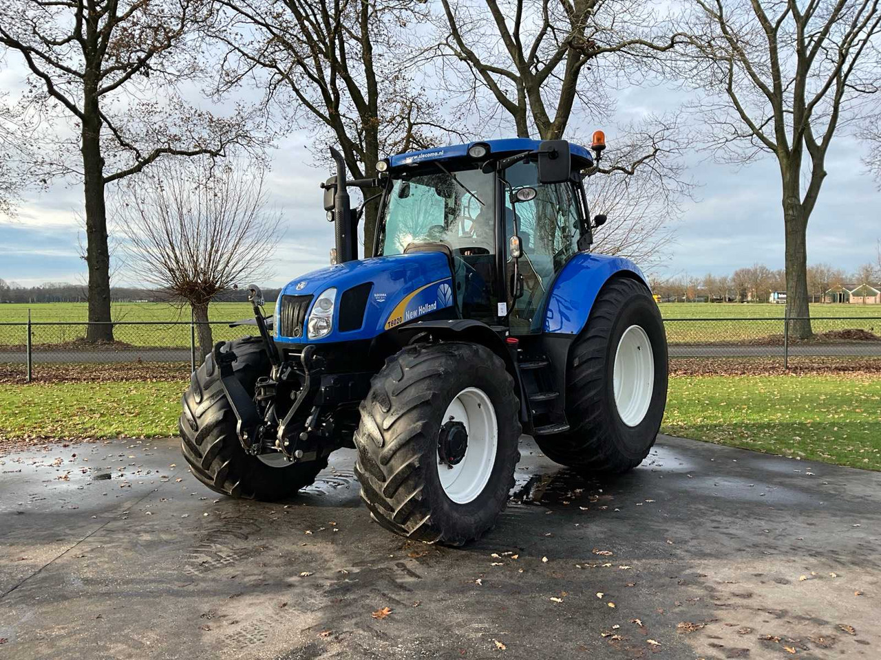 2011 NEW HOLLAND T6020 ELITE FOUR WHEEL DRIVE FARM TRACTOR - Traktorius: foto 1 2011 NEW HOLLAND T6020 ELITE FOUR WHEEL DRIVE FARM TRACTOR - Traktorius: foto 1