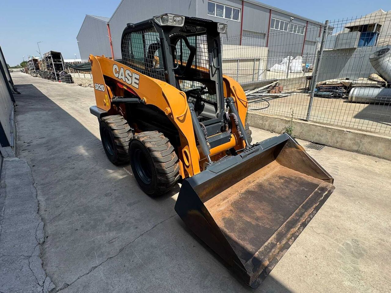CASE SR210 COMPACT LOADER WITH RADIAL LIFT GEOMETRY - Vikšrinis mini krautuvas: foto 2 CASE SR210 COMPACT LOADER WITH RADIAL LIFT GEOMETRY - Vikšrinis mini krautuvas: foto 2