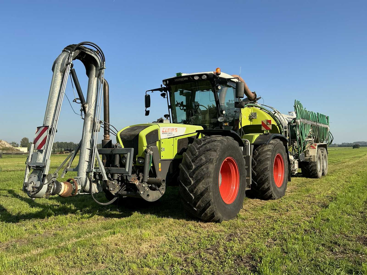 Claas Xerion 3800 Trac VC - PTLX 28 - Mėšlo kratytuvas: foto 1 Claas Xerion 3800 Trac VC - PTLX 28 - Mėšlo kratytuvas: foto 1