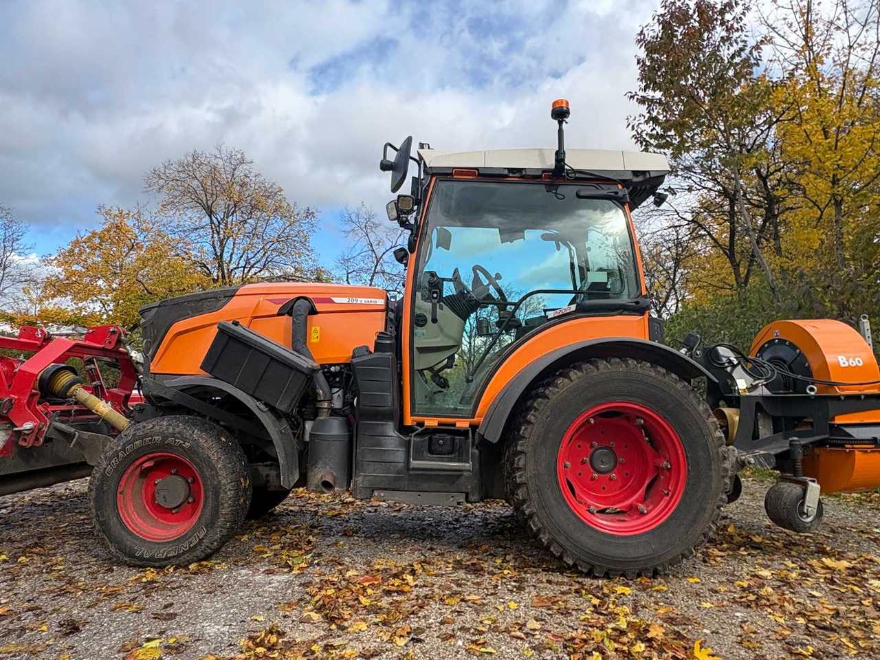 FENDT 209 V VARIO FARM TRACTOR WITH ALL-WHEEL DRIVE - Traktorius: foto 2 FENDT 209 V VARIO FARM TRACTOR WITH ALL-WHEEL DRIVE - Traktorius: foto 2