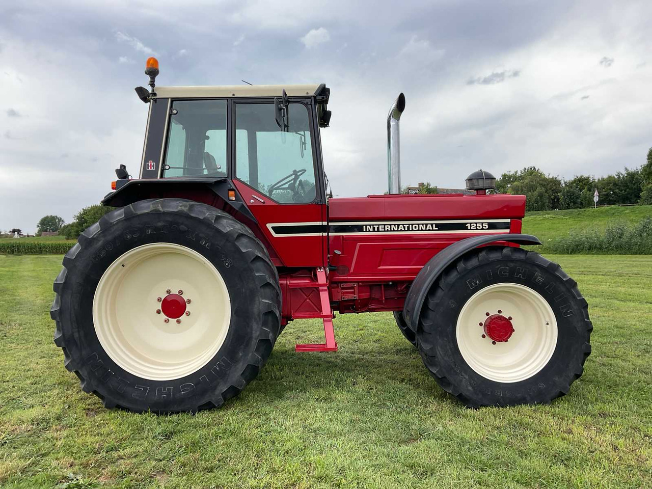 Traktorius International 1255: foto 6