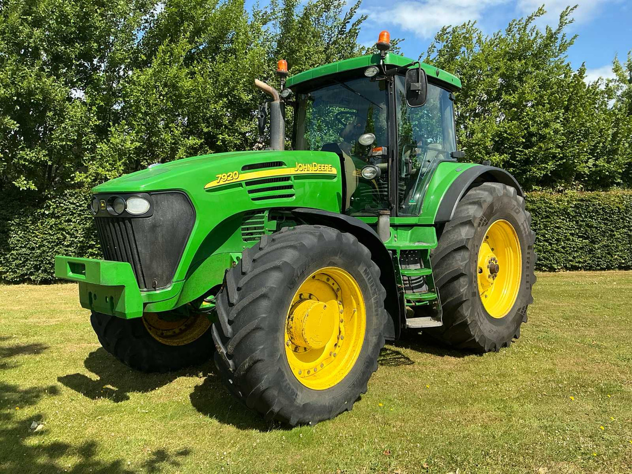 John Deere 2004 JOHN DEERE 7920 ALL-WHEEL DRIVE FARM TRACTOR - Traktorius: foto 1 John Deere 2004 JOHN DEERE 7920 ALL-WHEEL DRIVE FARM TRACTOR - Traktorius: foto 1