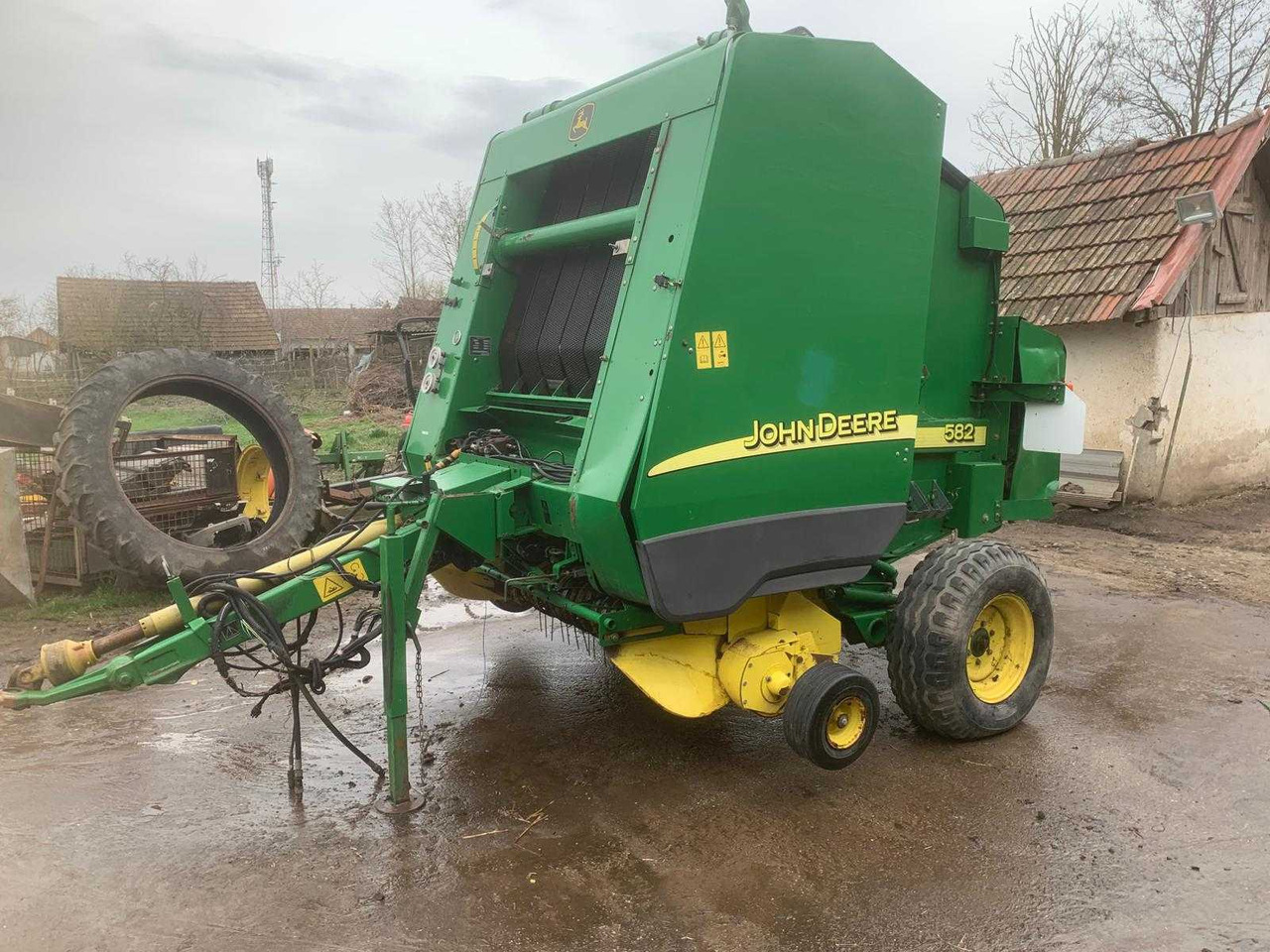 John Deere 582 - Ruloninis presas: foto 1 John Deere 582 - Ruloninis presas: foto 1