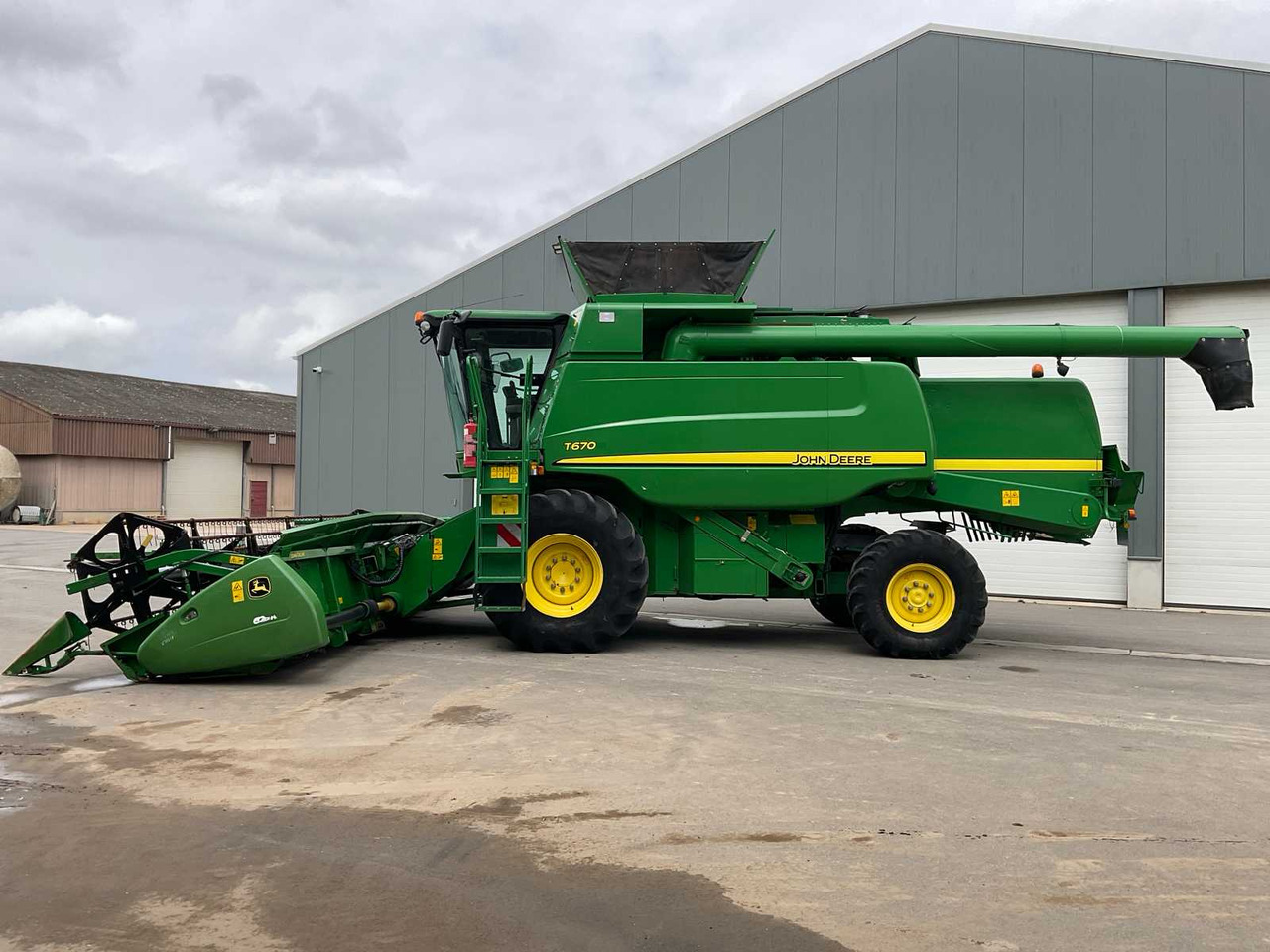 John Deere T670 - Derliaus nuėmimo kombainas: foto 3 John Deere T670 - Derliaus nuėmimo kombainas: foto 3
