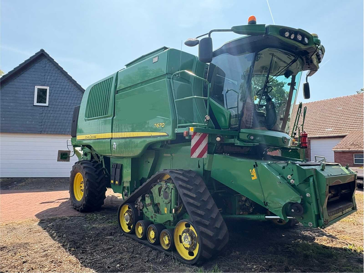 John Deere T670 - Derliaus nuėmimo kombainas: foto 1 John Deere T670 - Derliaus nuėmimo kombainas: foto 1