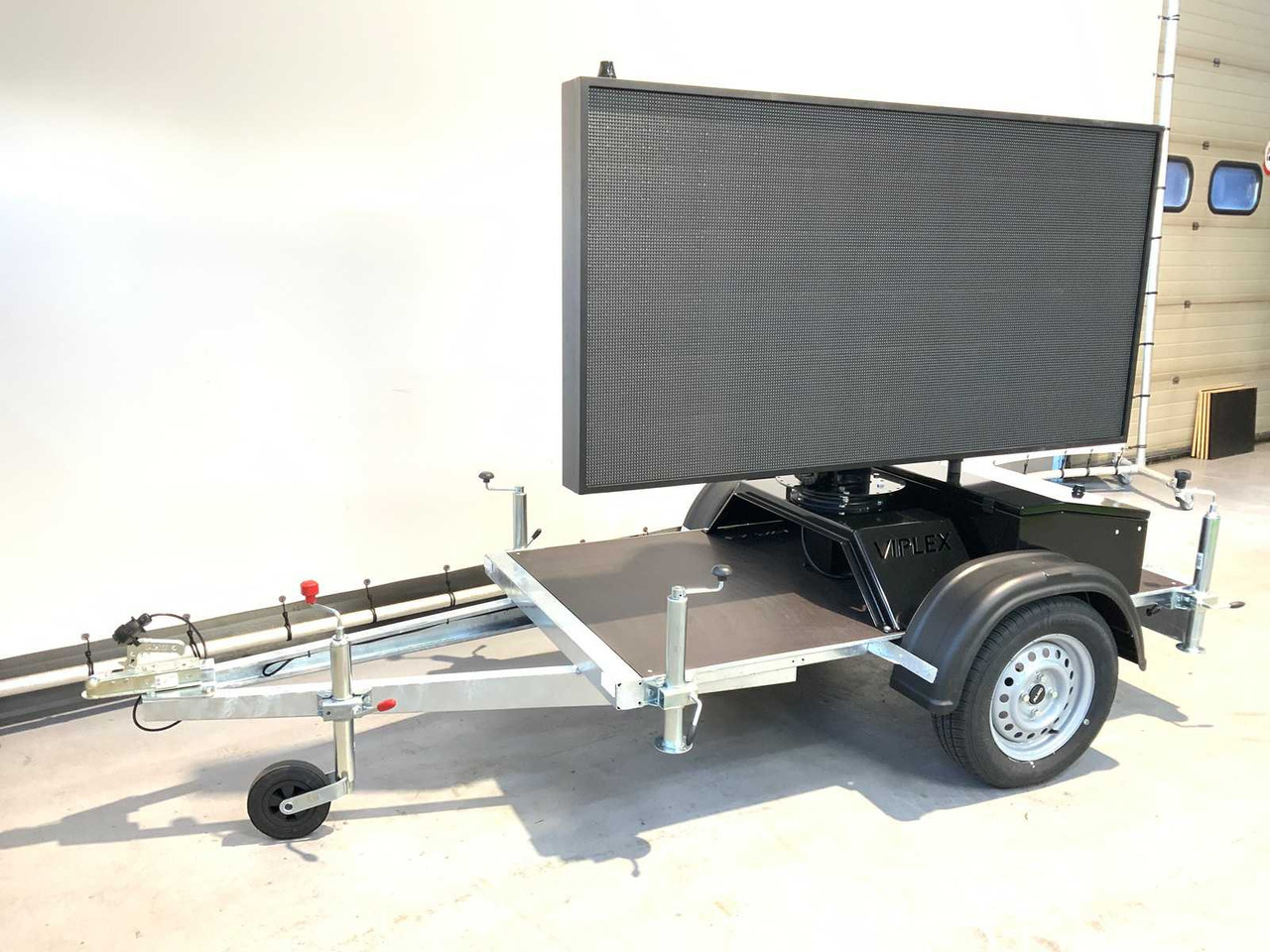 Viplex tekstkar P8 ledscherm op aanhangwagen - Kita technika: foto 1 Viplex tekstkar P8 ledscherm op aanhangwagen - Kita technika: foto 1