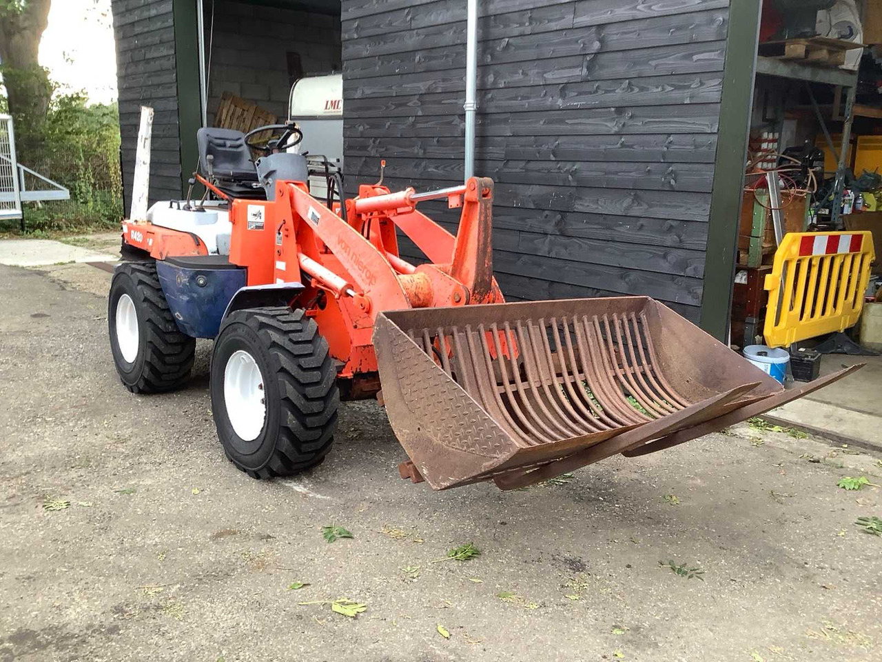 Kubota R420 - Ratinis krautuvas: foto 1 Kubota R420 - Ratinis krautuvas: foto 1