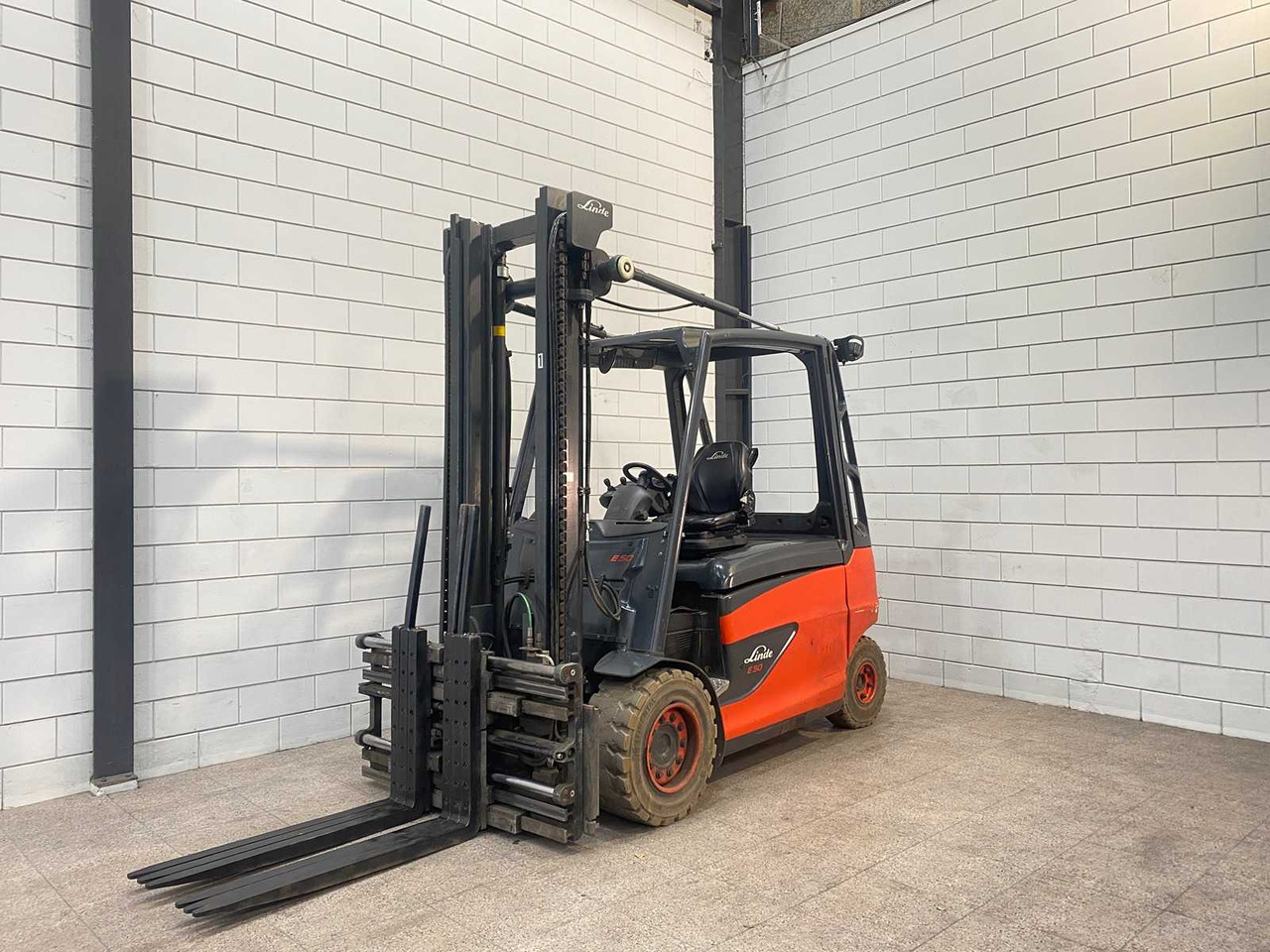 LINDE - 2019 - E50HL-01 - 5000KG LIFTING CAPACITY, TRIPLE LOADER - FORKLIFT - Šakinis krautuvas: foto 1 LINDE - 2019 - E50HL-01 - 5000KG LIFTING CAPACITY, TRIPLE LOADER - FORKLIFT - Šakinis krautuvas: foto 1