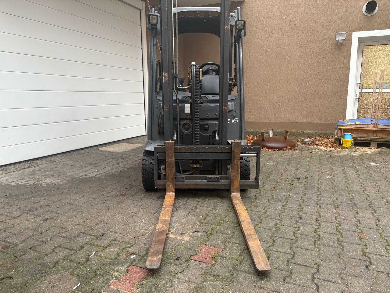 LINDE E16-01 E386 - 3-WHEEL FORKLIFT (YEAR 2014) - Šakinis krautuvas: foto 2 LINDE E16-01 E386 - 3-WHEEL FORKLIFT (YEAR 2014) - Šakinis krautuvas: foto 2