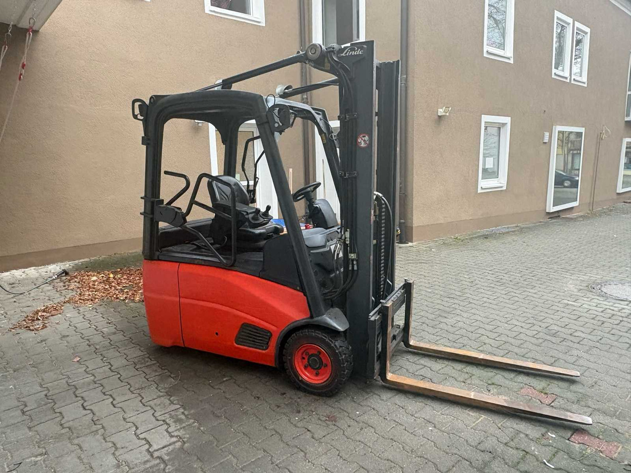 LINDE E16-01 E386 - 3-WHEEL FORKLIFT (YEAR 2014) - Šakinis krautuvas: foto 3 LINDE E16-01 E386 - 3-WHEEL FORKLIFT (YEAR 2014) - Šakinis krautuvas: foto 3