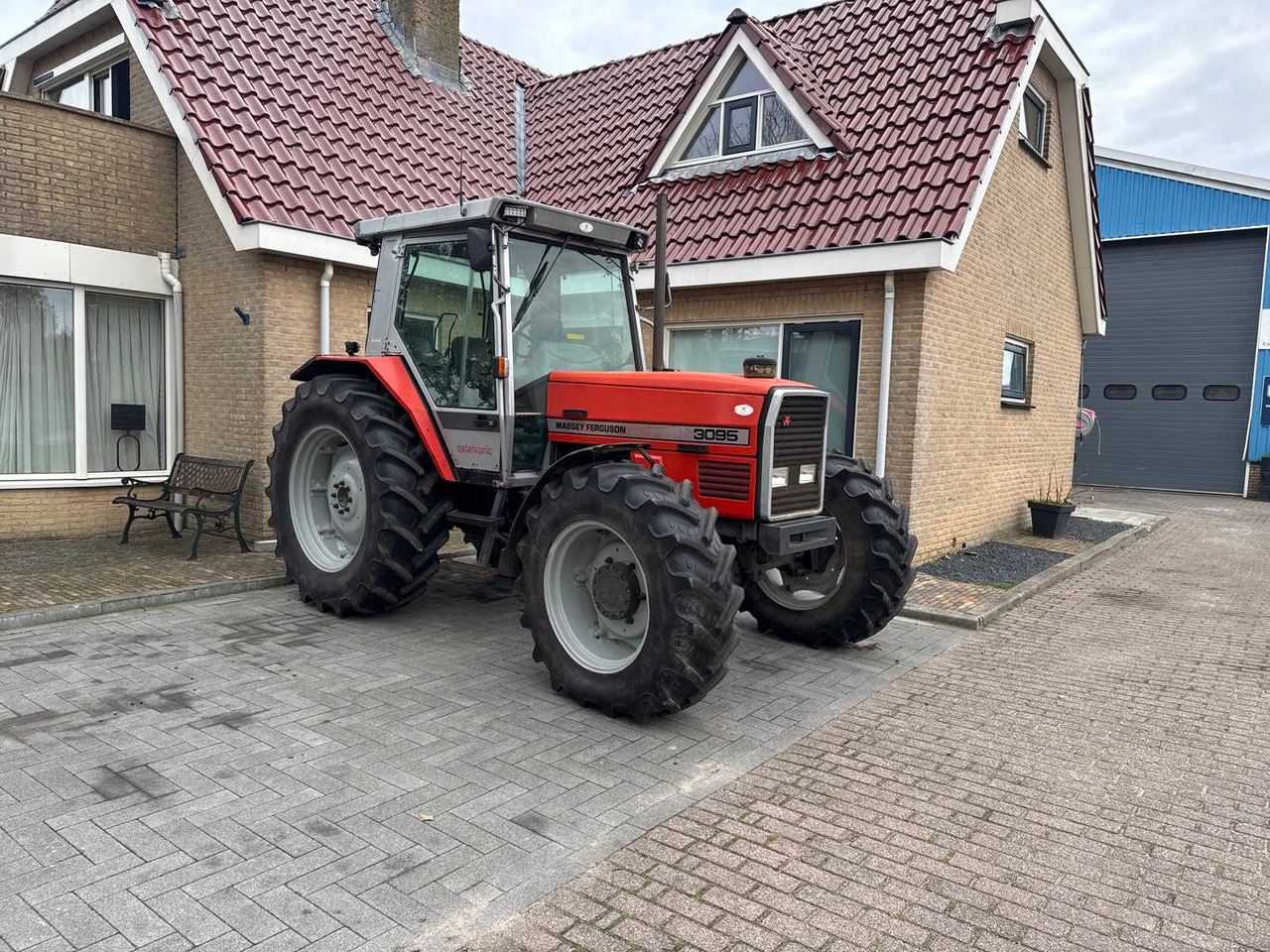 Massey-Ferguson MASSEY-FERGUSON - 3095 DATATRONIC - ALL-WHEEL DRIVE AGRICULTURAL TRACTOR - Traktorius: foto 2 Massey-Ferguson MASSEY-FERGUSON - 3095 DATATRONIC - ALL-WHEEL DRIVE AGRICULTURAL TRACTOR - Traktorius: foto 2