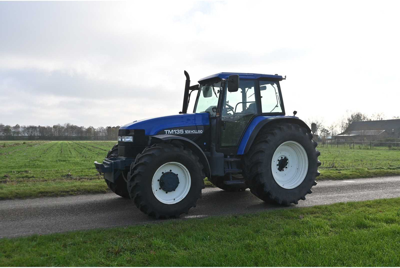 Traktorius NEW HOLLAND - 1998 - TM135 - ALL-WHEEL DRIVE FARM TRACTOR: foto 16 Traktorius NEW HOLLAND - 1998 - TM135 - ALL-WHEEL DRIVE FARM TRACTOR: foto 16
