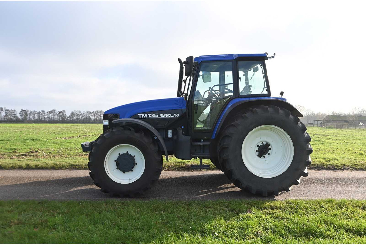 NEW HOLLAND - 1998 - TM135 - ALL-WHEEL DRIVE FARM TRACTOR - Traktorius: foto 3 NEW HOLLAND - 1998 - TM135 - ALL-WHEEL DRIVE FARM TRACTOR - Traktorius: foto 3
