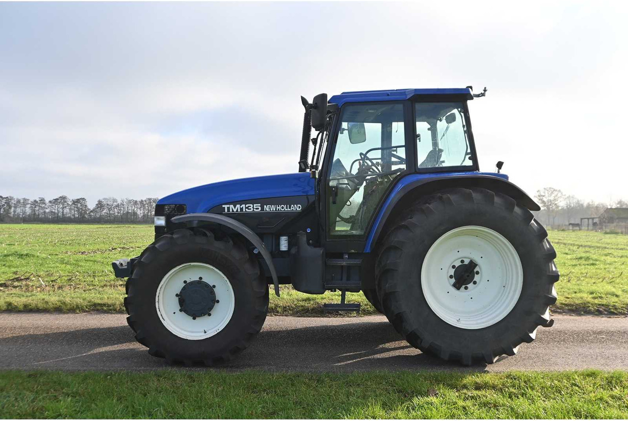 NEW HOLLAND - 1998 - TM135 - ALL-WHEEL DRIVE FARM TRACTOR - Traktorius: foto 4 NEW HOLLAND - 1998 - TM135 - ALL-WHEEL DRIVE FARM TRACTOR - Traktorius: foto 4