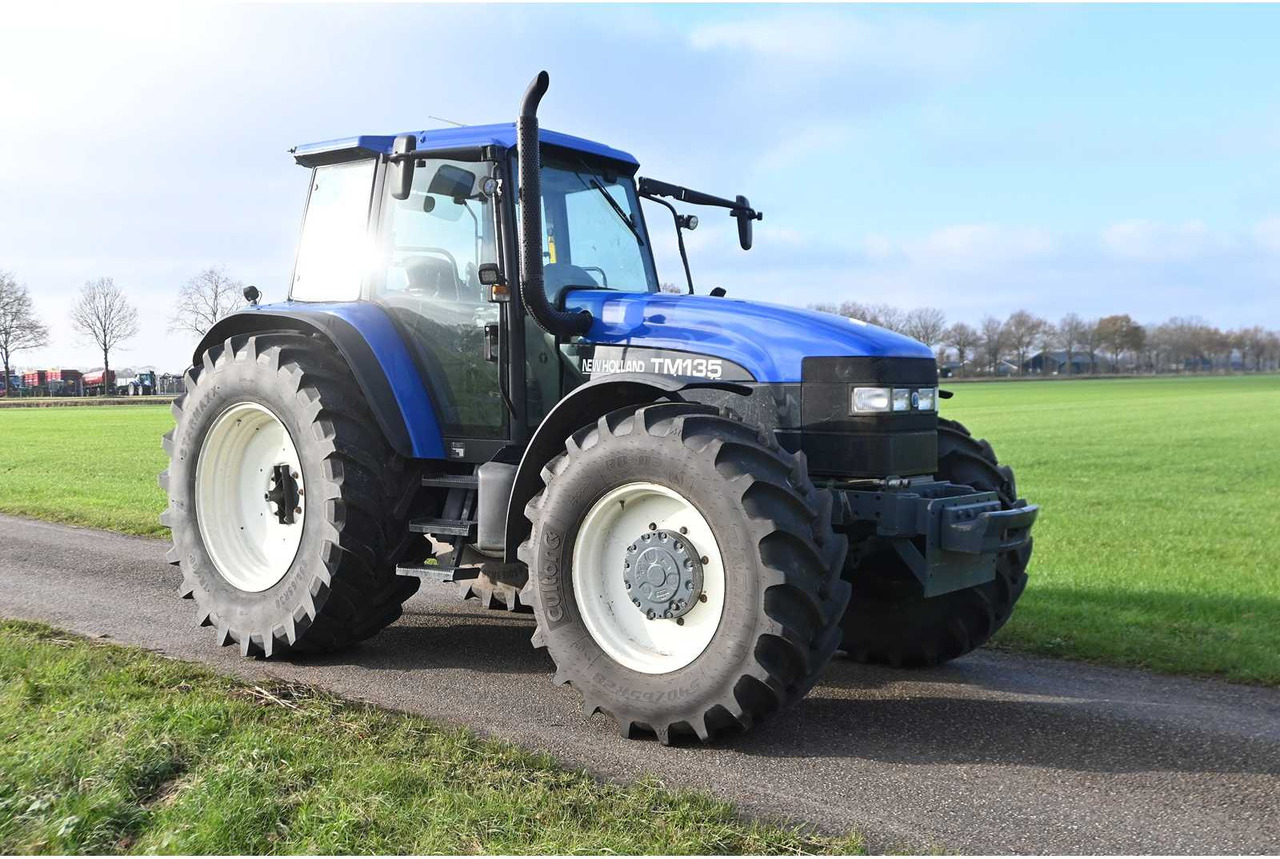 Traktorius NEW HOLLAND - 1998 - TM135 - ALL-WHEEL DRIVE FARM TRACTOR: foto 12 Traktorius NEW HOLLAND - 1998 - TM135 - ALL-WHEEL DRIVE FARM TRACTOR: foto 12