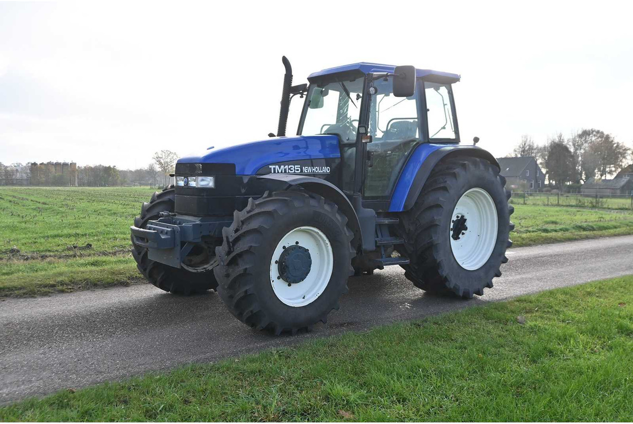 NEW HOLLAND - 1998 - TM135 - ALL-WHEEL DRIVE FARM TRACTOR - Traktorius: foto 2 NEW HOLLAND - 1998 - TM135 - ALL-WHEEL DRIVE FARM TRACTOR - Traktorius: foto 2
