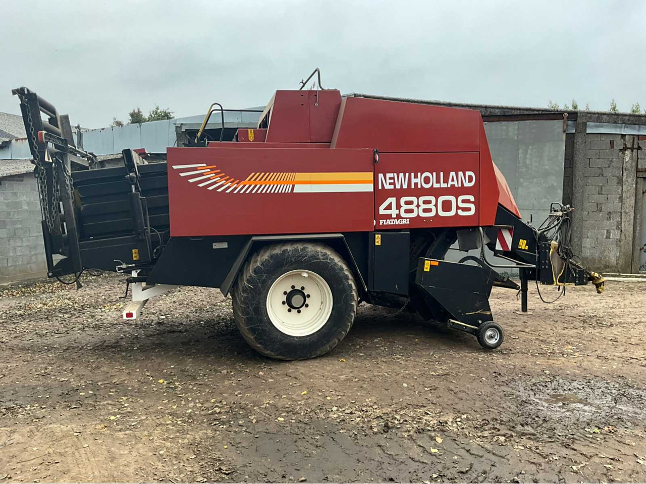 New Holland 4880S - Ruloninis presas: foto 5 New Holland 4880S - Ruloninis presas: foto 5