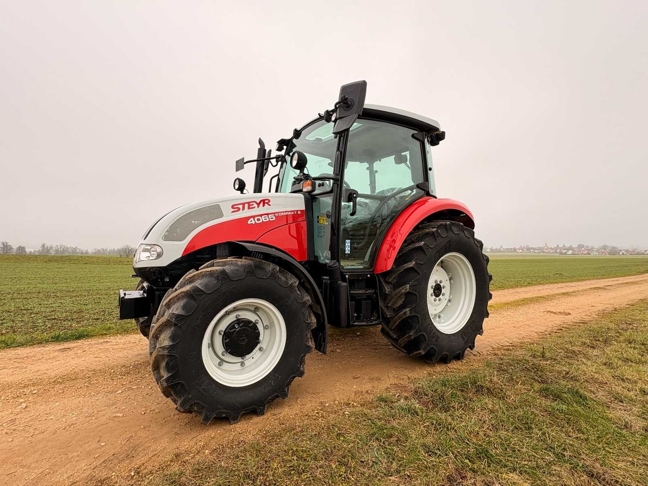 STEYR 4065 S - COMPACT ALL-WHEEL DRIVE TRACTOR (2022) - Traktorius: foto 1 STEYR 4065 S - COMPACT ALL-WHEEL DRIVE TRACTOR (2022) - Traktorius: foto 1