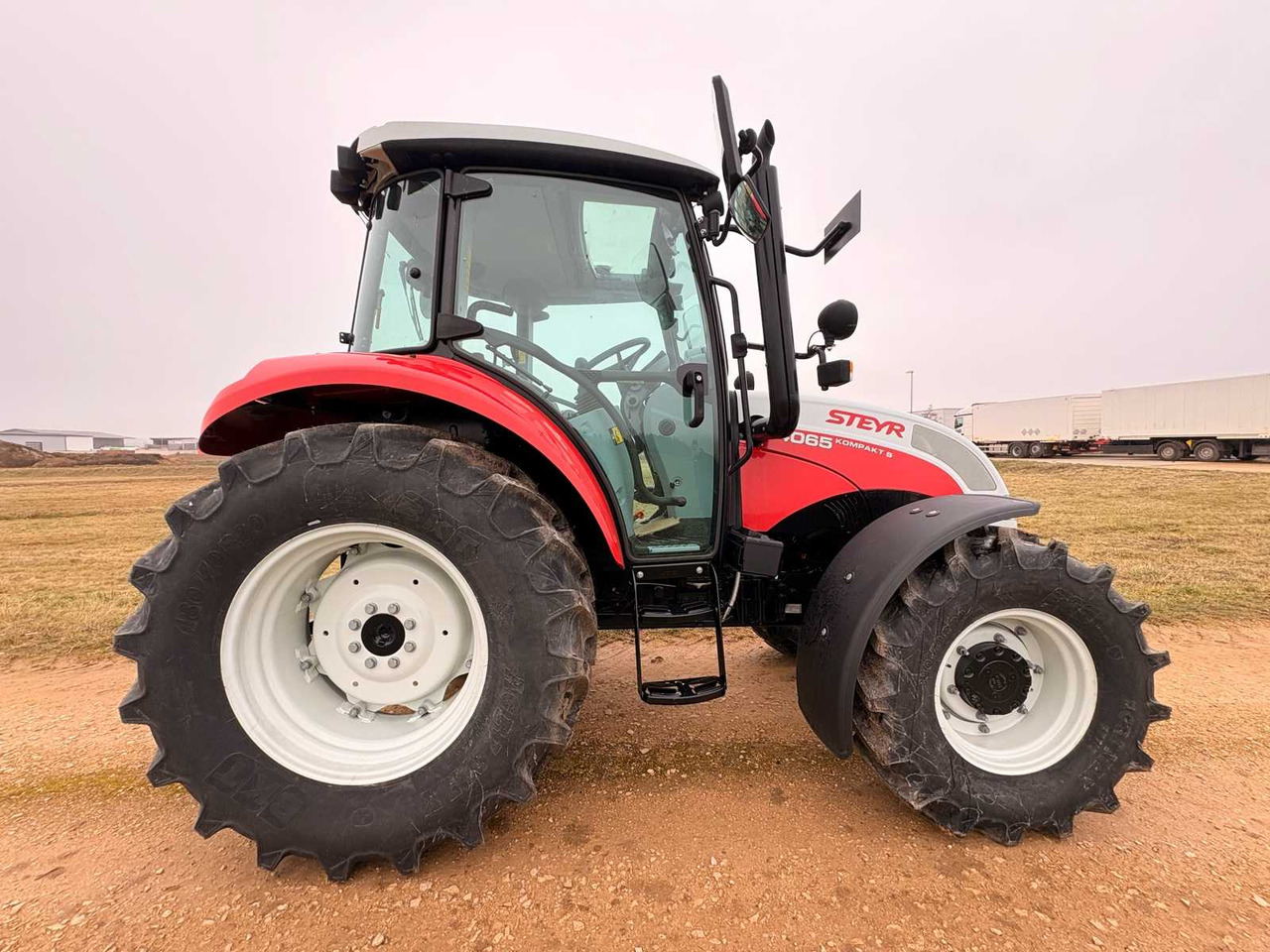 STEYR 4065 S - COMPACT ALL-WHEEL DRIVE TRACTOR (2022) - Traktorius: foto 5 STEYR 4065 S - COMPACT ALL-WHEEL DRIVE TRACTOR (2022) - Traktorius: foto 5