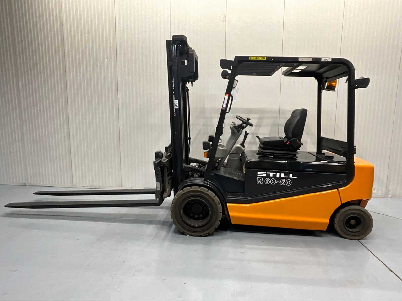 STILL R60-50 - 5000KG FORKLIFT WITH FORK SETTER BATTERY BJ. 2018 - Šakinis krautuvas: foto 2 STILL R60-50 - 5000KG FORKLIFT WITH FORK SETTER BATTERY BJ. 2018 - Šakinis krautuvas: foto 2
