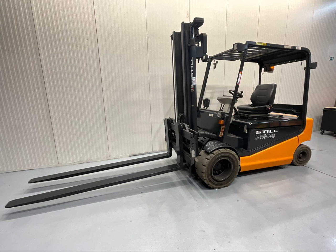 STILL R60-50 - 5000KG FORKLIFT WITH FORK SETTER BATTERY BJ. 2018 - Šakinis krautuvas: foto 1 STILL R60-50 - 5000KG FORKLIFT WITH FORK SETTER BATTERY BJ. 2018 - Šakinis krautuvas: foto 1
