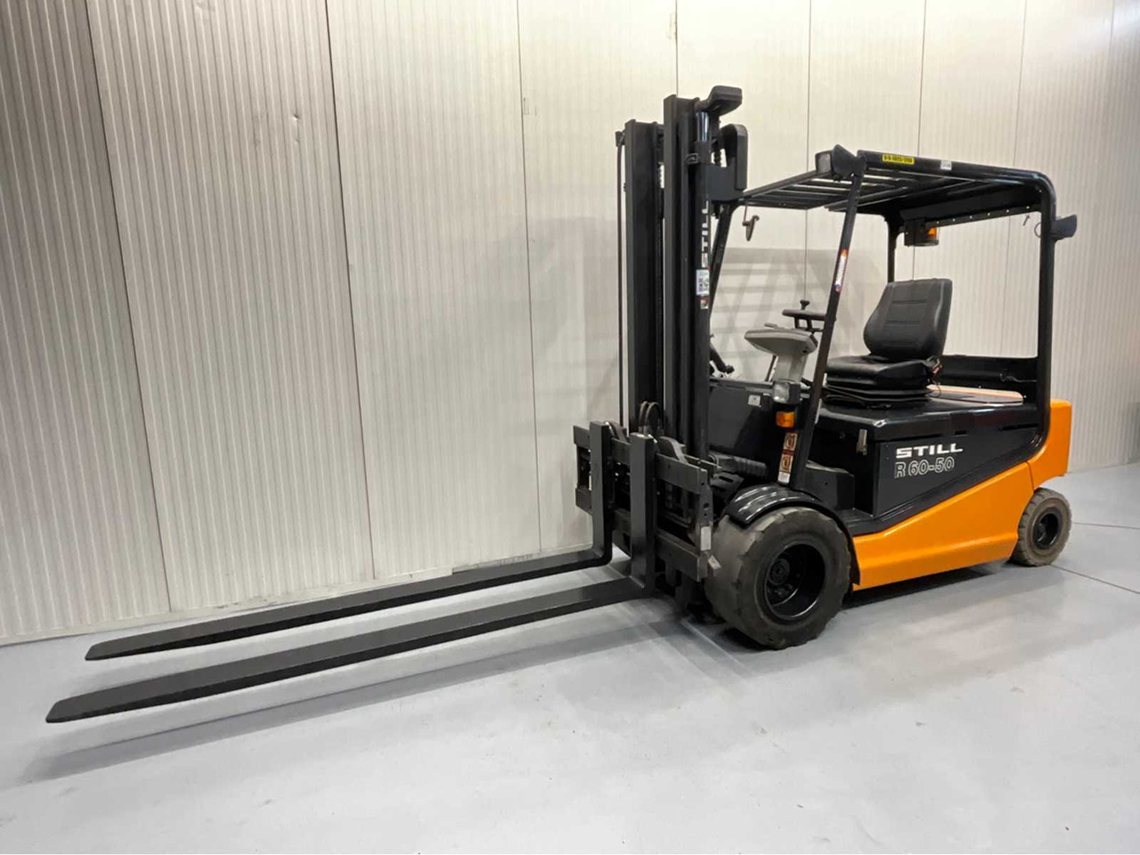 STILL R60-50 FORKLIFT 5000KG WITH FORK POSITIONER - BATTERY 2018 - FORKS 2400MM - Šakinis krautuvas: foto 1 STILL R60-50 FORKLIFT 5000KG WITH FORK POSITIONER - BATTERY 2018 - FORKS 2400MM - Šakinis krautuvas: foto 1
