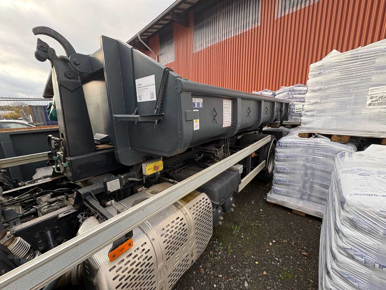 Sunkvežimis IVECO CARGO HOOKLIFT FROM 2015 – INCL. 3 CONTAINERS: foto 10