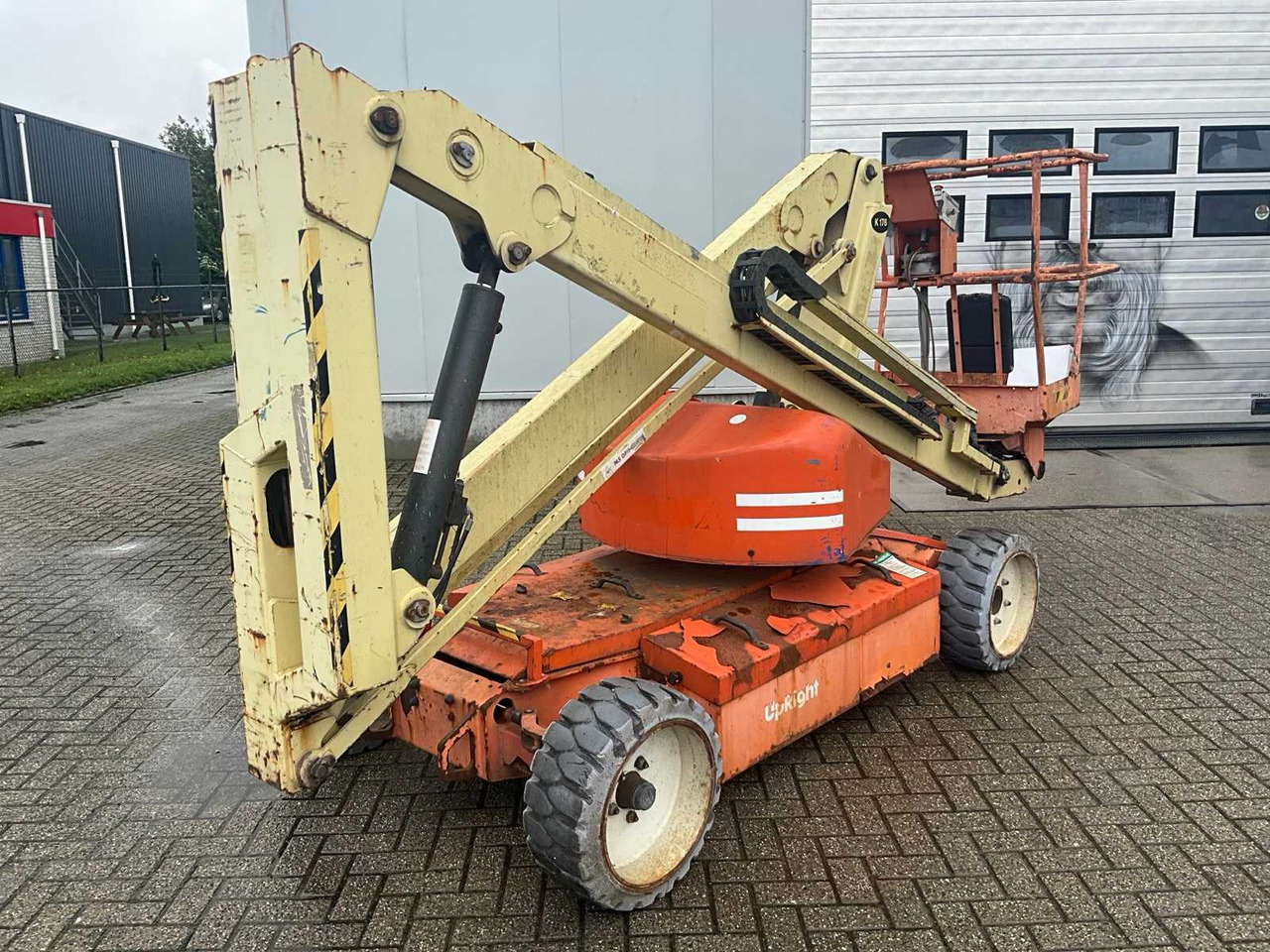 "Upright" AB38N - Kėlimo platforma: foto 1 "Upright" AB38N - Kėlimo platforma: foto 1