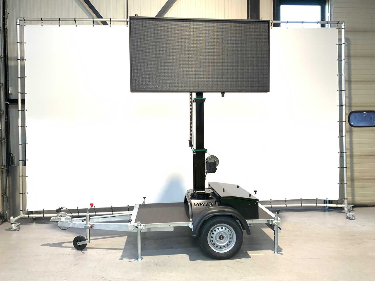 Viplex tekstkar P8 ledscherm op aanhangwagen - Statybinė įranga, Priekaba: foto 4 Viplex tekstkar P8 ledscherm op aanhangwagen - Statybinė įranga, Priekaba: foto 4
