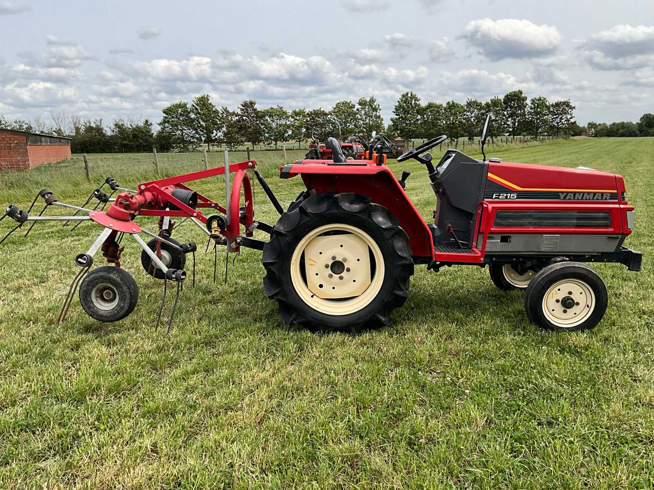 Yanmar F215 - Mini traktorius: foto 4 Yanmar F215 - Mini traktorius: foto 4