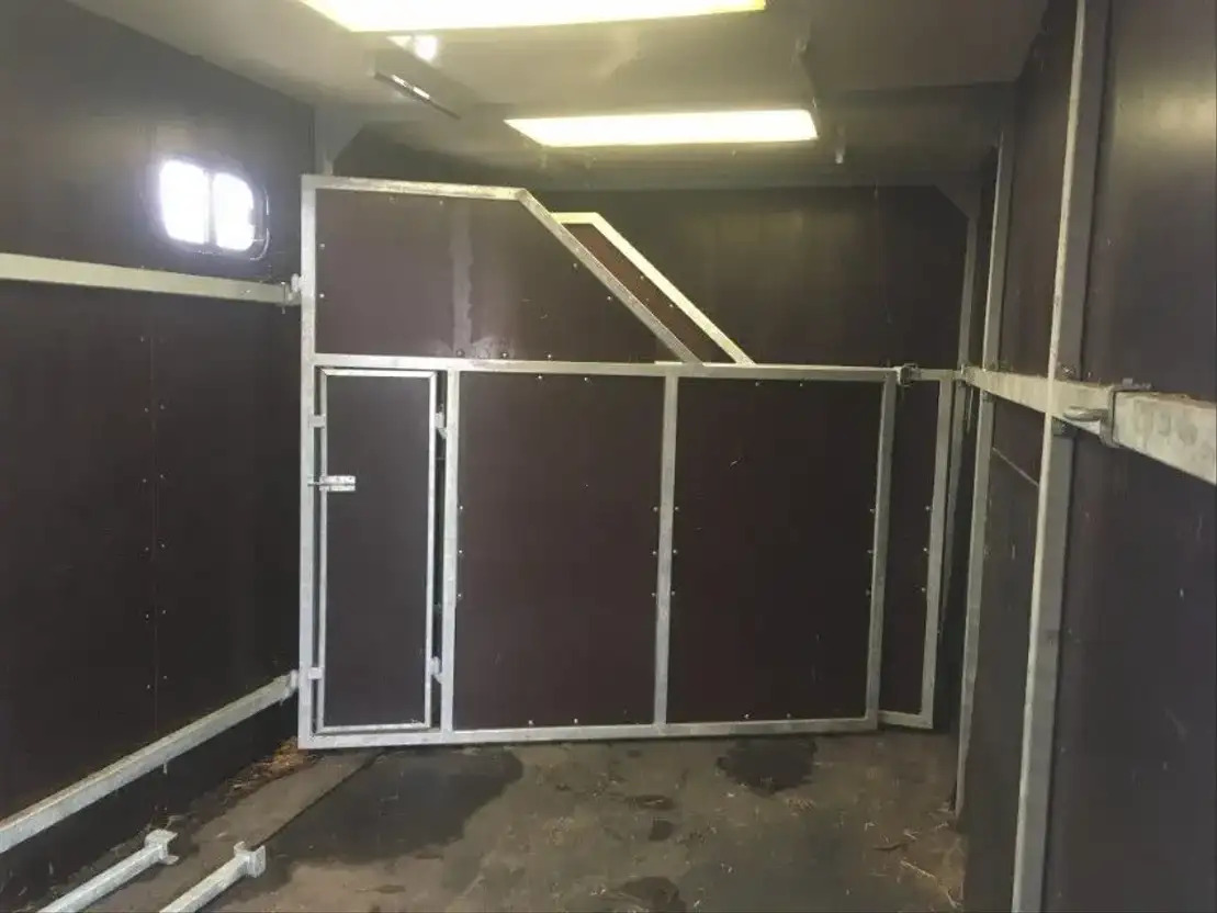 Diversen Laadbak voor paarden - Kėbulas - furgonas: foto 4 Diversen Laadbak voor paarden - Kėbulas - furgonas: foto 4