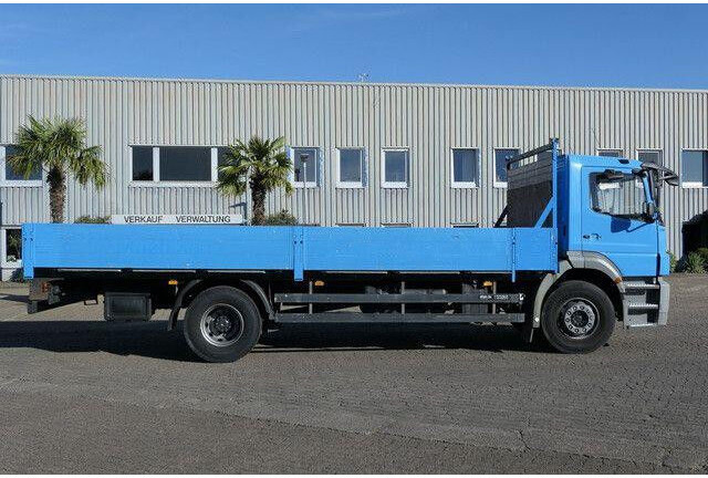 Mercedes-Benz 1824 L Axor 4x2, 3. Sitz, AHK, Gerüstbau, Klima - Platforminis/ Bortinis sunkvežimis: foto 4 Mercedes-Benz 1824 L Axor 4x2, 3. Sitz, AHK, Gerüstbau, Klima - Platforminis/ Bortinis sunkvežimis: foto 4
