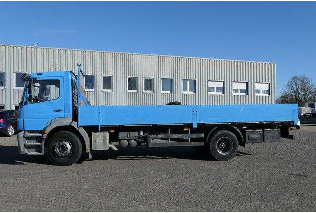 Mercedes-Benz 1824 L Axor 4x2, 3. Sitz, AHK, Gerüstbau, Klima - Platforminis/ Bortinis sunkvežimis: foto 2 Mercedes-Benz 1824 L Axor 4x2, 3. Sitz, AHK, Gerüstbau, Klima - Platforminis/ Bortinis sunkvežimis: foto 2