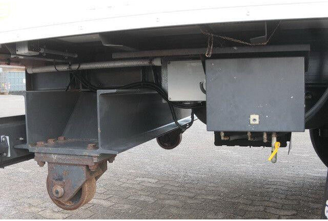 Sommer 2-Achser, elektr. Rolltor, BPW, 11.000mm lang - Furgonas puspriekabė: foto 5 Sommer 2-Achser, elektr. Rolltor, BPW, 11.000mm lang - Furgonas puspriekabė: foto 5