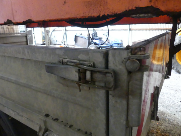 Savivartis sunkvežimis Camionnette tribenne Nissan F241: foto 16