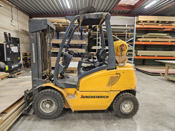 Chariot élévateur frontal au gaz Jungheirich TFG 25BK - Kita technika: foto 1 Chariot élévateur frontal au gaz Jungheirich TFG 25BK - Kita technika: foto 1