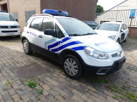 Voiture 4x4 Fiat Sedici (2011-92.634 km-VIN:TSMFYB21S00608157) - Komunalinė/ Specializuota technika: foto 3 Voiture 4x4 Fiat Sedici (2011-92.634 km-VIN:TSMFYB21S00608157) - Komunalinė/ Specializuota technika: foto 3