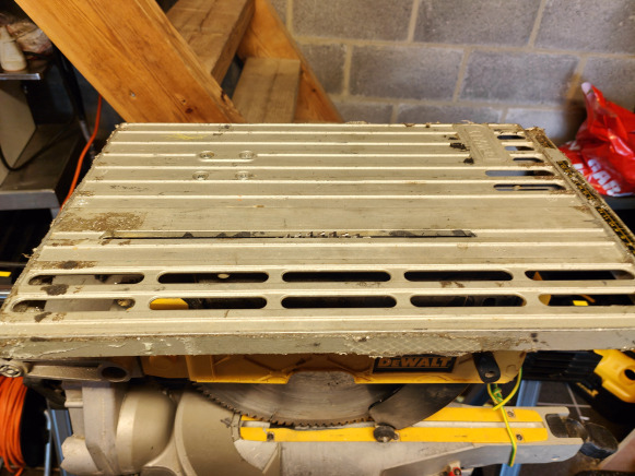 Scie à onglet DEWALT D27111 - Metalo apdirbimo staklės: foto 3 Scie à onglet DEWALT D27111 - Metalo apdirbimo staklės: foto 3